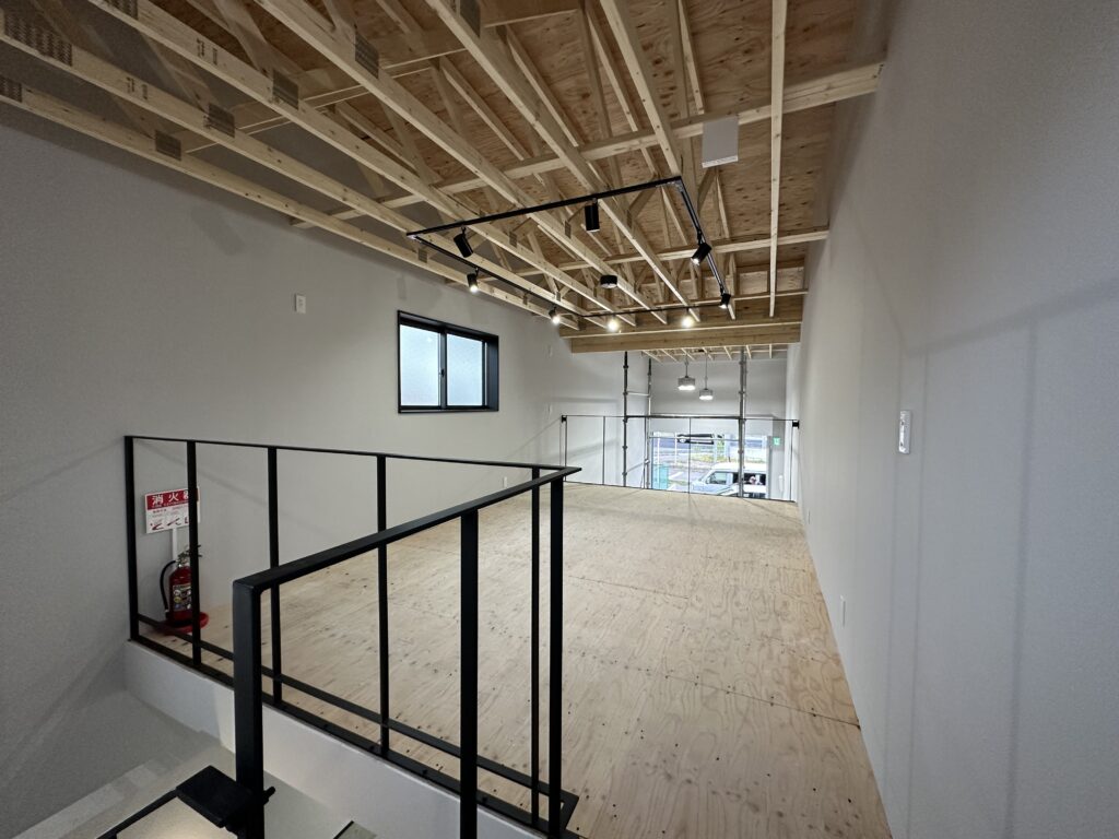 物件名；Garad2（ガレード2）
所在地：名古屋市中川区島井町116番
名古屋高速：千音寺IC
東名阪：名古屋西IC　
名二環：大治南、千音寺南IC
タイプ：ガレージ付き事務所・テナント
竣　工：2023年