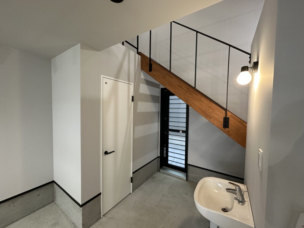 物件名；Garad2（ガレード2）
所在地：名古屋市中川区島井町116番
名古屋高速：千音寺IC
東名阪：名古屋西IC　
名二環：大治南、千音寺南IC
タイプ：ガレージ付き事務所・テナント
竣　工：2023年