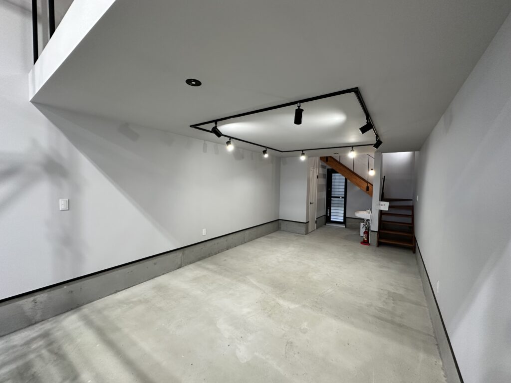 物件名；Garad2（ガレード2）
所在地：名古屋市中川区島井町116番
名古屋高速：千音寺IC
東名阪：名古屋西IC　
名二環：大治南、千音寺南IC
タイプ：ガレージ付き事務所・テナント
竣　工：2023年