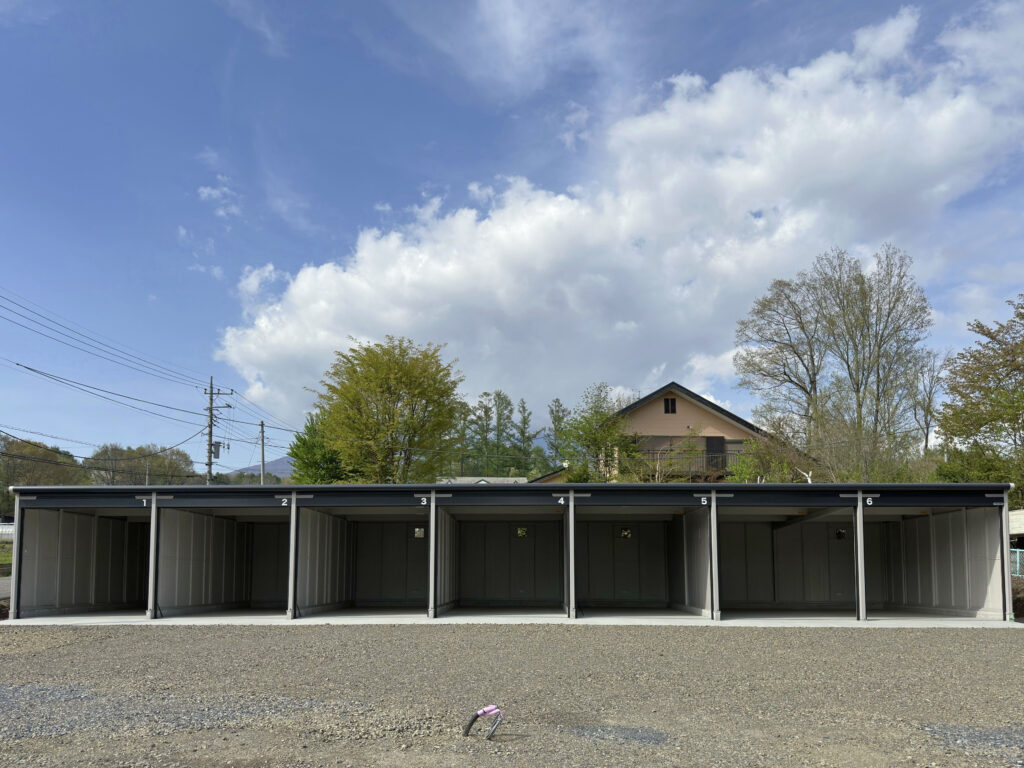 物件名：グラウドガレージ小淵沢Ⅲ
所在地：山梨県北杜市長坂町大井ヶ森字手白尾1176-2
サイズ： 幅2.73m × 奥行5.48m × 高さ2.13m
総戸数： 6区画
設備：
・ALSOKホームセキュリティ完備
・100Vコンセント室内照明
・室内照明・天井防滴仕様