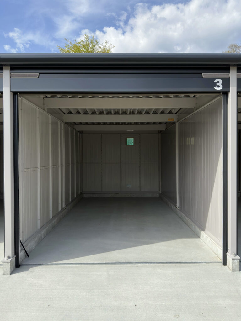 物件名：グラウドガレージ小淵沢Ⅲ
所在地：山梨県北杜市長坂町大井ヶ森字手白尾1176-2
サイズ： 幅2.73m × 奥行5.48m × 高さ2.13m
総戸数： 6区画
設備：
・ALSOKホームセキュリティ完備
・100Vコンセント室内照明
・室内照明・天井防滴仕様