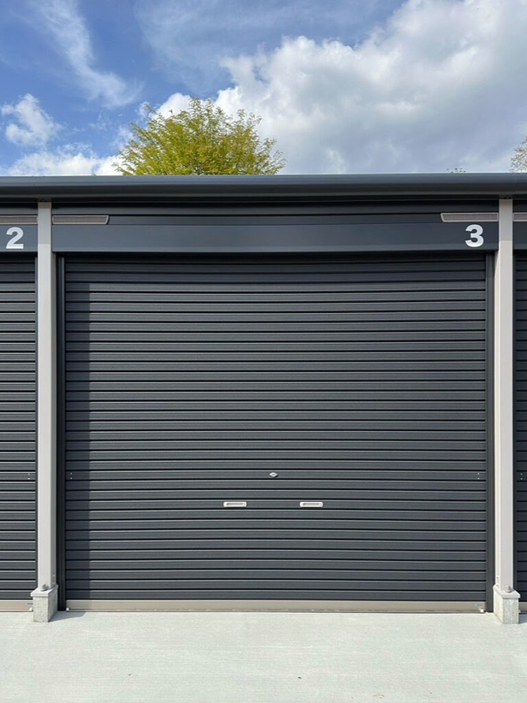 物件名：グラウドガレージ小淵沢Ⅲ
所在地：山梨県北杜市長坂町大井ヶ森字手白尾1176-2
サイズ： 幅2.73m × 奥行5.48m × 高さ2.13m
総戸数： 6区画
設備：
・ALSOKホームセキュリティ完備
・100Vコンセント室内照明
・室内照明・天井防滴仕様