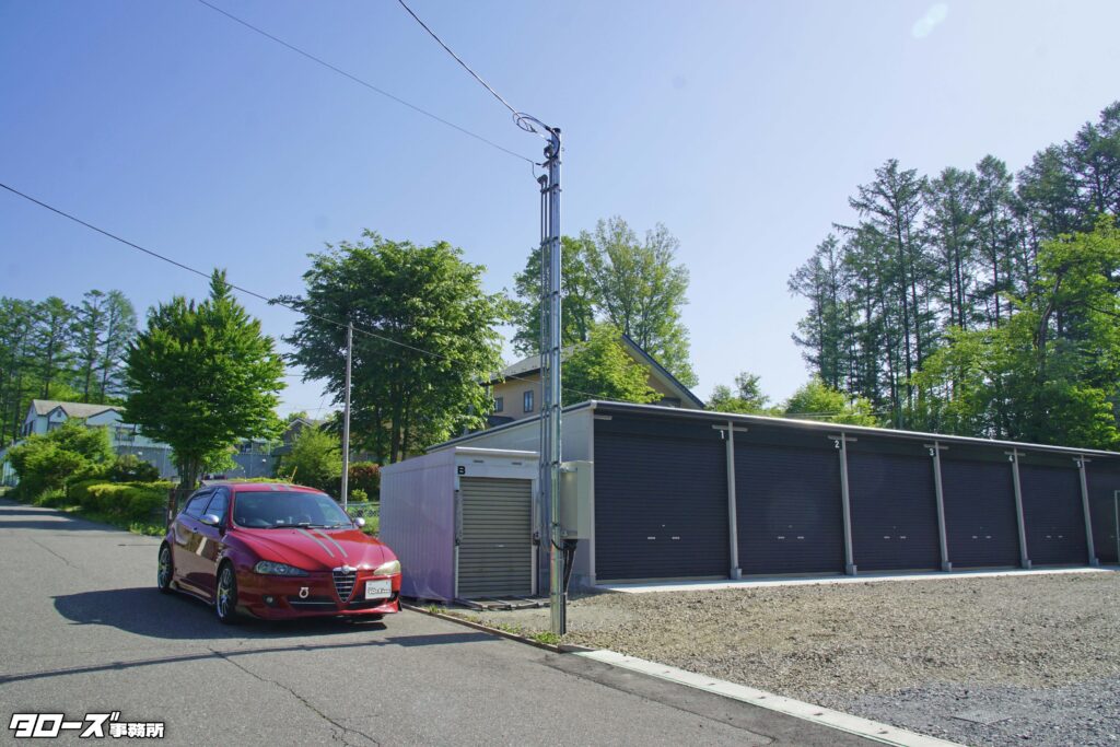 物件名:GROUD GARAGE 小淵沢Ⅲ
所在地:山梨県北杜市長坂町大井ヶ森字手白尾1176-2
サイズ: 幅2.73m × 奥行5.48m × 高さ2.13m
利用開始日:2026年6月1日~
募集区画:2番・3番
総戸数: 6区画
設備:
・ALSOKホームセキュリティ完備
・100Vコンセント・換気扇
・室内照明・天井防滴仕様