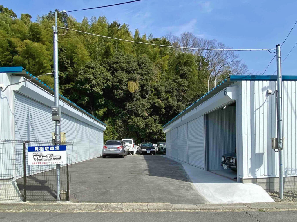 物件名：グラウドガレージ京都
所在地：京都市伏見区深草大亀谷岩山町185-1

設備：
・ALSOKホームセキュリティ完備
・100Vコンセント・室内照明・換気扇
・全長6,100mm×開口幅3,000mm×全高2,500mm

賃料：46,200円
礼金：１ヶ月
信用保証料：１ヶ月
