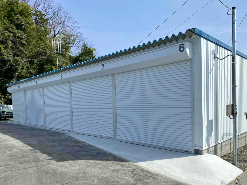 物件名：グラウドガレージ京都
所在地：京都市伏見区深草大亀谷岩山町185-1

設備：
・ALSOKホームセキュリティ完備
・100Vコンセント・室内照明・換気扇
・全長6,100mm×開口幅3,000mm×全高2,500mm

賃料：46,200円
礼金：１ヶ月
信用保証料：１ヶ月