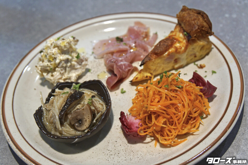 店舗名：TRATTORIA CUORE
　　　　（トッラットリア・クオーレ）
所在地：名古屋市千種区松軒1-9-10 山田ハイツ 1F
最寄駅：地下鉄東山線・桜通線 今池駅
バス停：名古屋市営バス 都通一丁目

・Lunch 11:30～14:00 (L.O.13:30)
・Dinner 
　火～土 18:00～22:00 (L.O.21:00)
　日曜日 14:00～17:00 (L.O.16:00)
・定休日：月曜日

※カジュアルに楽しむイタリアンとワインのお店
※２０２６年7月10日グランドオープン。

※タローズ事務所（テナント仲介）