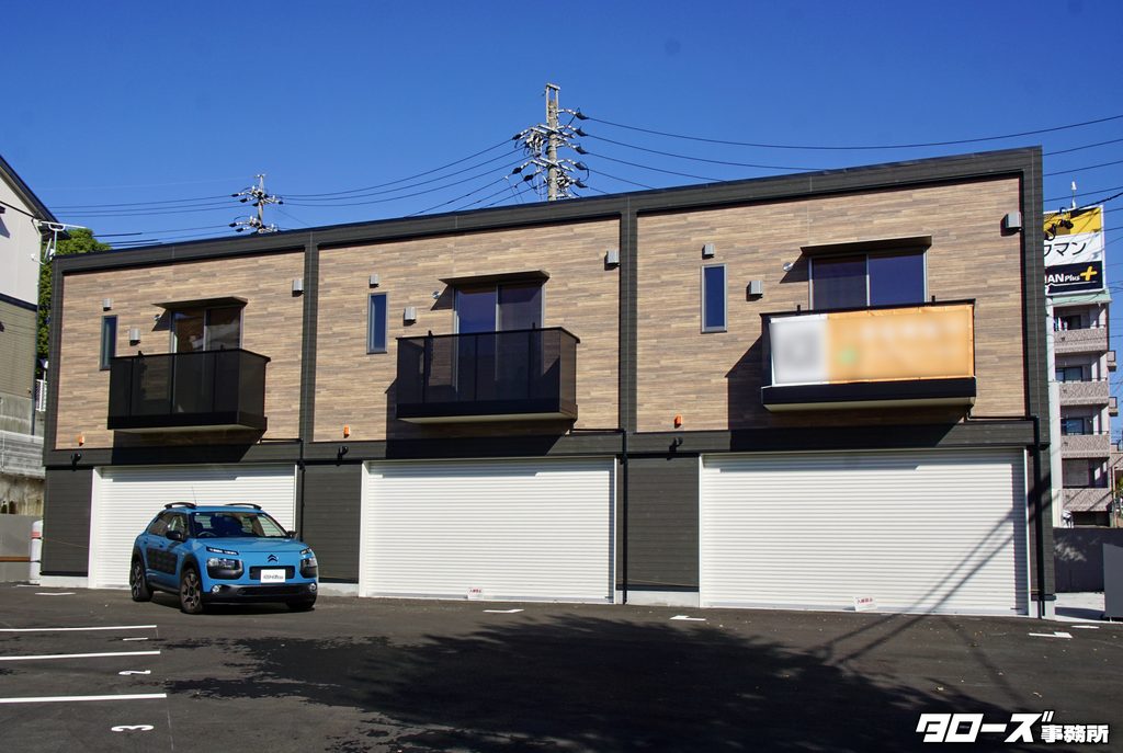 物件名:Premium Garage House 名古屋梅森坂
所在地:名古屋市名東区梅森坂西2丁目1012
最寄駅:名古屋市営バス 東名古屋病院バス停すぐ
タイプ:ガレージハウス(2階建て鉄骨造)
賃 料:170,000円~175,000円
管理費:4,000円
敷 金:1カ月 礼金:1カ月
〈間取〉
・1LDK(1SLDK):69.97平米
〈ガレージ幅芯々〉
・ 約5.0m×奥行芯々約5.9m
〈シャッター開口部〉
・ 幅約4.5m×高さ約2.3m
〈ガレージ設備〉
・電動シャッターリモコン、コンセント、
EV充電用コンセント、ガレージ内水道〈給湯付〉
〈2階〉
・LDK8.6帖、洋室4.5帖〈クローゼット付〉
ユニットバス〈追焚き機能付・1616サイズ〉
独立洗面化粧台、トイレ〈温水洗浄便座付〉
システムキッチン〈2口コンロ〉
〈屋外〉
・敷地内専用駐車場〈車1台分〉
・月極駐車場4台分〈別途利用料/台〉
