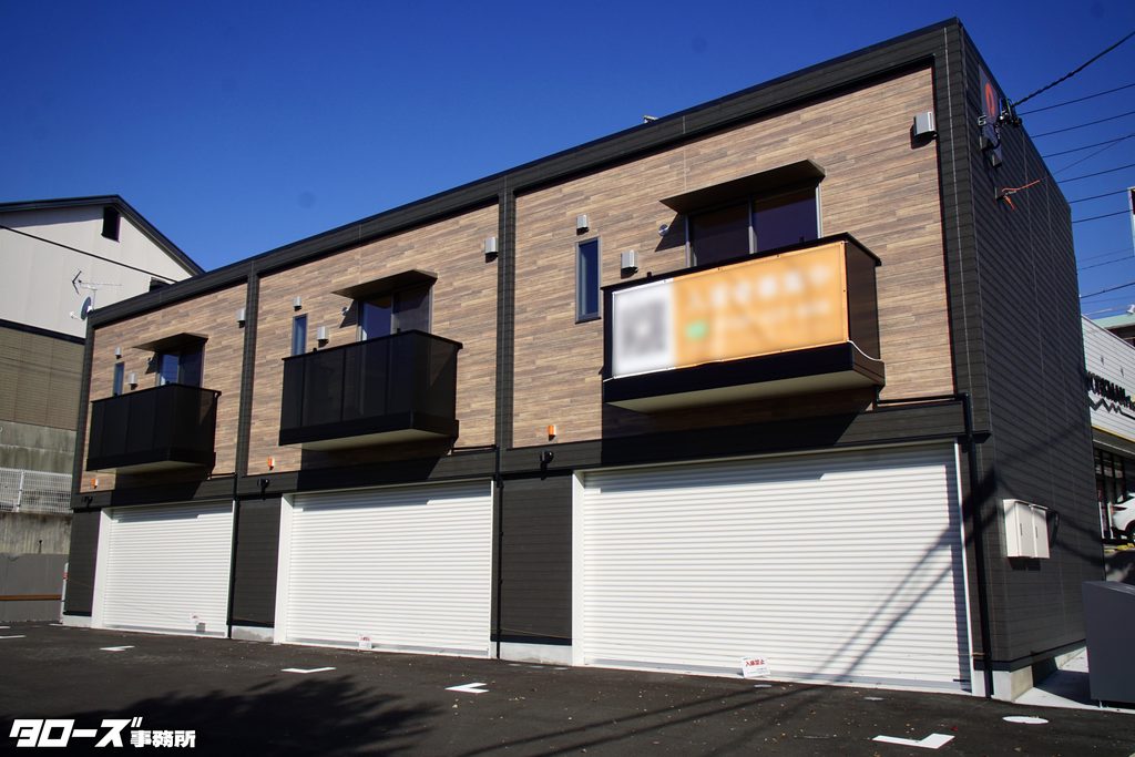 物件名:Premium Garage House 名古屋梅森坂
所在地:名古屋市名東区梅森坂西2丁目1012
最寄駅:名古屋市営バス 東名古屋病院バス停すぐ
タイプ:ガレージハウス(2階建て鉄骨造)
賃 料:170,000円~175,000円
管理費:4,000円
敷 金:1カ月 礼金:1カ月
〈間取〉
・1LDK(1SLDK):69.97平米
〈ガレージ幅芯々〉
・ 約5.0m×奥行芯々約5.9m
〈シャッター開口部〉
・ 幅約4.5m×高さ約2.3m
〈ガレージ設備〉
・電動シャッターリモコン、コンセント、
EV充電用コンセント、ガレージ内水道〈給湯付〉
〈2階〉
・LDK8.6帖、洋室4.5帖〈クローゼット付〉
ユニットバス〈追焚き機能付・1616サイズ〉
独立洗面化粧台、トイレ〈温水洗浄便座付〉
システムキッチン〈2口コンロ〉
〈屋外〉
・敷地内専用駐車場〈車1台分〉
・月極駐車場4台分〈別途利用料/台〉