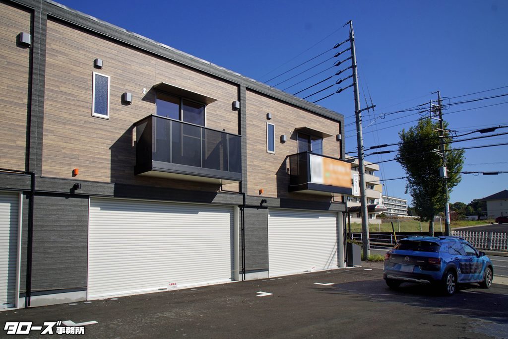 物件名:Premium Garage House 名古屋梅森坂
所在地:名古屋市名東区梅森坂西2丁目1012
最寄駅:名古屋市営バス 東名古屋病院バス停すぐ
タイプ:ガレージハウス(2階建て鉄骨造)
賃 料:170,000円~175,000円
管理費:4,000円
敷 金:1カ月 礼金:1カ月
〈間取〉
・1LDK(1SLDK):69.97平米
〈ガレージ幅芯々〉
・ 約5.0m×奥行芯々約5.9m
〈シャッター開口部〉
・ 幅約4.5m×高さ約2.3m
〈ガレージ設備〉
・電動シャッターリモコン、コンセント、
EV充電用コンセント、ガレージ内水道〈給湯付〉
〈2階〉
・LDK8.6帖、洋室4.5帖〈クローゼット付〉
ユニットバス〈追焚き機能付・1616サイズ〉
独立洗面化粧台、トイレ〈温水洗浄便座付〉
システムキッチン〈2口コンロ〉
〈屋外〉
・敷地内専用駐車場〈車1台分〉
・月極駐車場4台分〈別途利用料/台〉